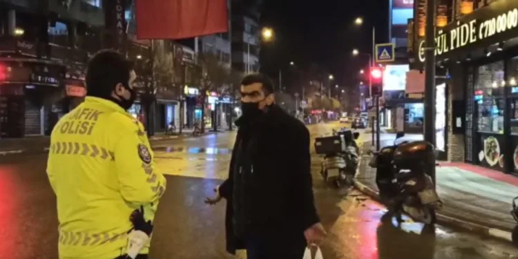 Bursa’da polis evsiz adama cezai işlem uygulamadı
