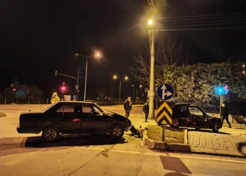 Bursa’da İnegöl’de iki otomobil çarpıştı: 5 yaralı