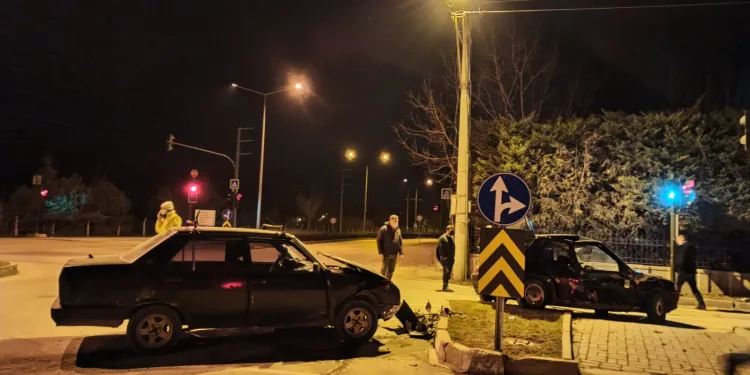 Bursa’da İnegöl’de iki otomobil çarpıştı: 5 yaralı