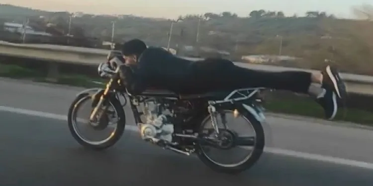 Kasksız sürücü motosikleti yatarak kullandı