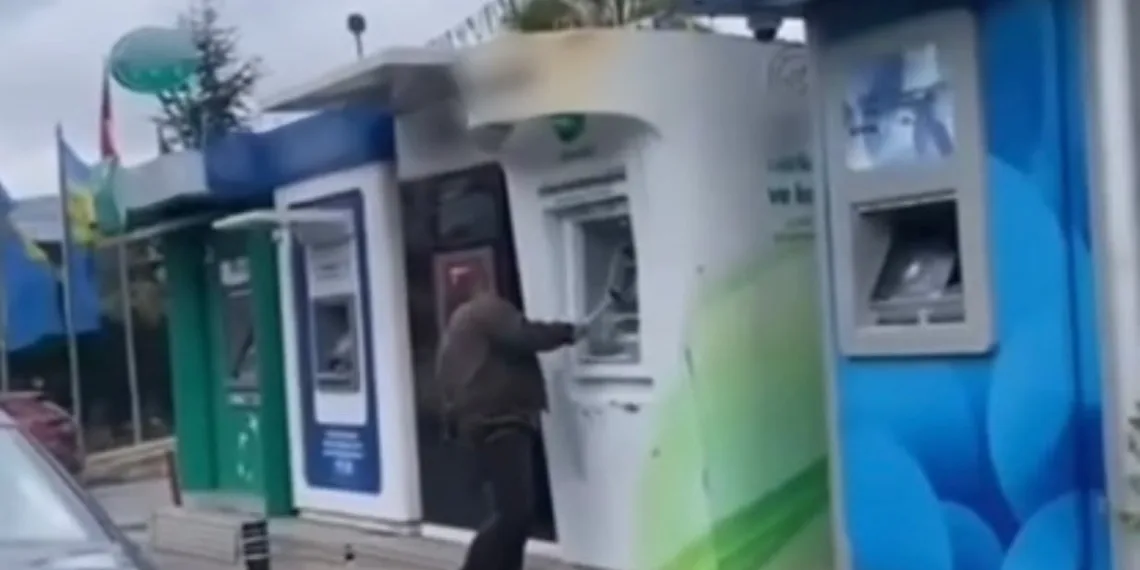 ATM’lere çekiçle saldırdı