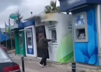 ATM’lere çekiçle saldırdı