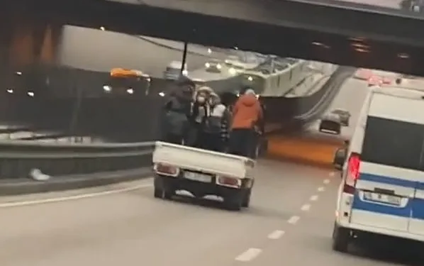 Bursa’da tehlikeye aldırmadan böyle yolculuk yaptılar