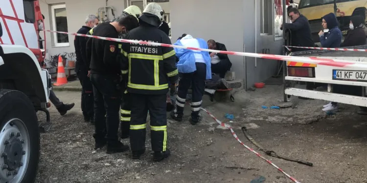 Tamir etmeye çalıştığı aracın altında can verdi