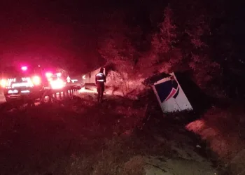 Bursa’da kamyon şarampole yuvarlandı