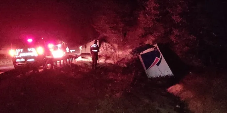 Bursa’da kamyon şarampole yuvarlandı