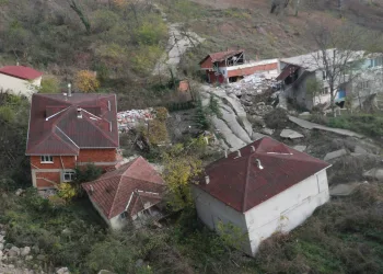 Heyelanlı mahalle, hayalet kente döndü