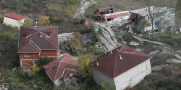 Heyelanlı mahalle, hayalet kente döndü