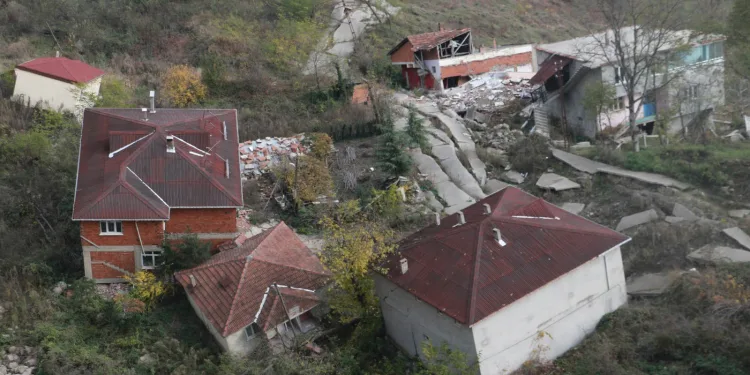 Heyelanlı mahalle, hayalet kente döndü