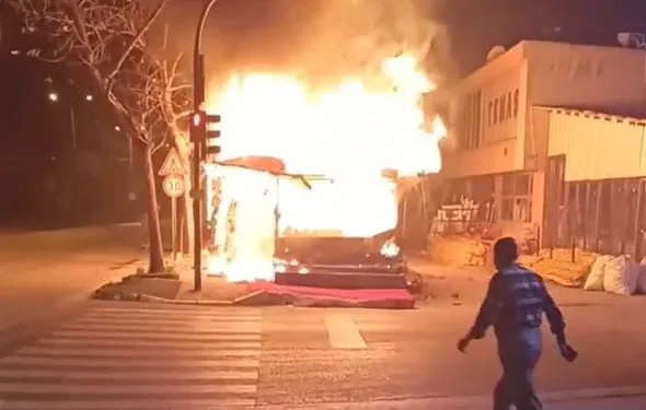 Bursa’da mahalle manavı alev alev yandı