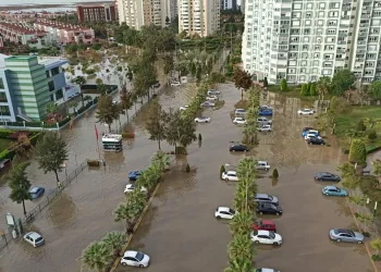 İzmir’de deniz taştı: 2 kişinin cesedine ulaşıldı