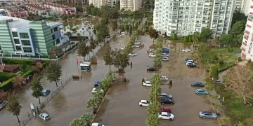 İzmir’de deniz taştı: 2 kişinin cesedine ulaşıldı