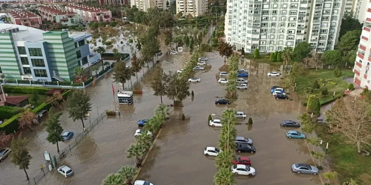 İzmir’de deniz taştı: 2 kişinin cesedine ulaşıldı