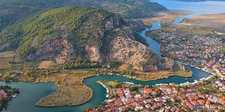 Dalyan’daki antik kent ve tepenin caretta caretta şeklinde olduğu görüldü