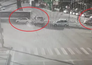 Bursa’da otomobil, ambulansa yol veren otobüse çarptı