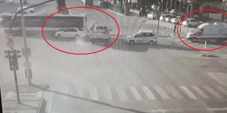 Bursa’da otomobil, ambulansa yol veren otobüse çarptı