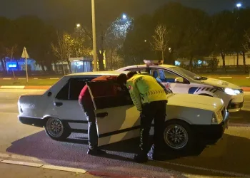 Bursa’da kısıtlamayı ihlal eden ehliyetsiz sürücü ve annesine ceza yağdı