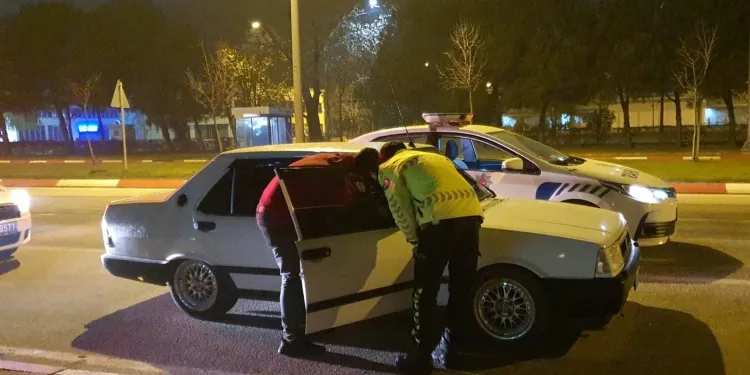 Bursa’da kısıtlamayı ihlal eden ehliyetsiz sürücü ve annesine ceza yağdı