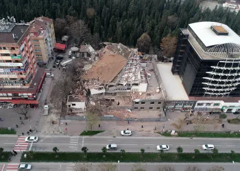 Bursa’da 46 yıllık İl Emniyet binası yıkıldı