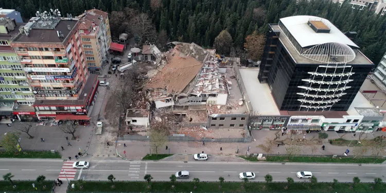 Bursa’da 46 yıllık İl Emniyet binası yıkıldı