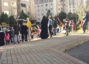 Bursa’da virüse rağmen parkta çocuklarla etkinlik