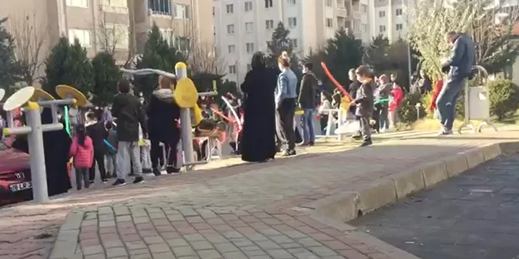 Bursa’da virüse rağmen parkta çocuklarla etkinlik