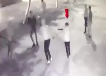 Telefonunu alamadıkları genci dövüp tüfekle vurdular
