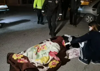 Kazada yaralanan elektrikli bisiklet sürücüsünü battaniye ile soğuktan korudu