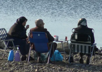 İznik’te sıcaklık yükseldi, halk sahile koştu