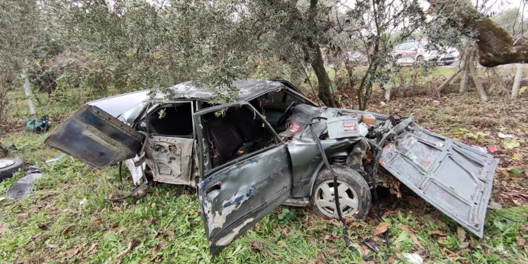 Bursa’da zeytinliğe devrilen otomobil hurdaya döndü
