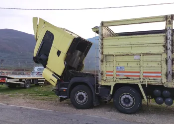 Park ettiği kamyondan inen sürücüye otomobil çarptı