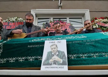 Halk müziği sanatçısı Engin Nurşani son yolculuğuna uğurlandı