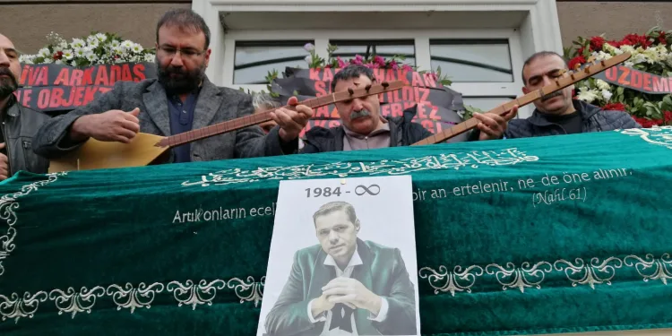 Halk müziği sanatçısı Engin Nurşani son yolculuğuna uğurlandı