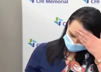 Korona aşısı olan hemşire canlı yayında bayıldı