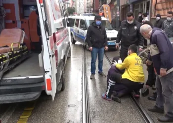 Bursa’da polis otosu önce direğe sonra kadına çarptı