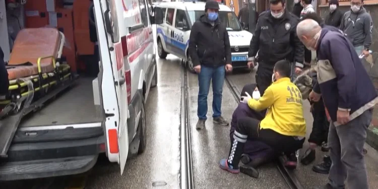Bursa’da polis otosu önce direğe sonra kadına çarptı