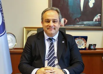 Kısıtlamada koridora halı serip halay çekmişler