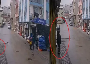 Yağmurlu havada ıslanmasın diye tenteyi açtı
