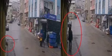 Yağmurlu havada ıslanmasın diye tenteyi açtı