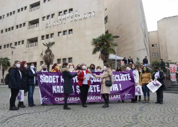 Kadın cinayeti davası öncesinde kadın dayanışması