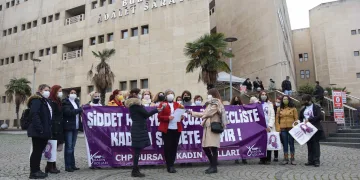 Kadın cinayeti davası öncesinde kadın dayanışması