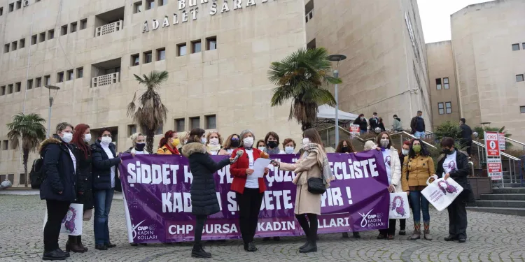 Kadın cinayeti davası öncesinde kadın dayanışması