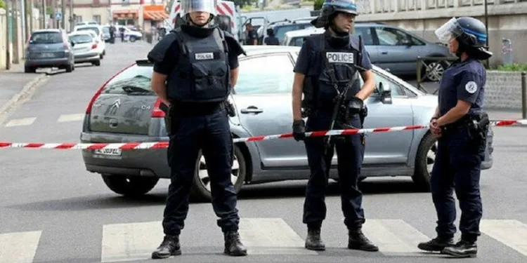 Fransa’da aile içi şiddete müdahale eden 3 jandarma vurularak öldürüldü