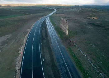 Tarihi hastane duvarı için yol kaydırıldı