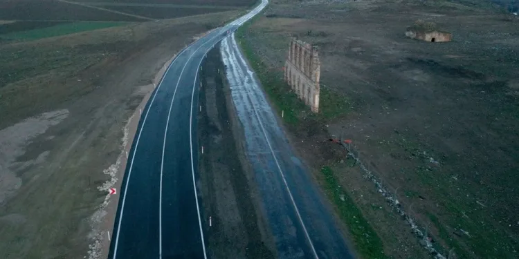 Tarihi hastane duvarı için yol kaydırıldı