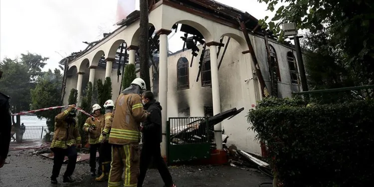 Vaniköy Camii yangınında kusurlu bulundu
