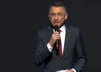 Kürsüde konuşma yaptığı sırada rahatsızlandı