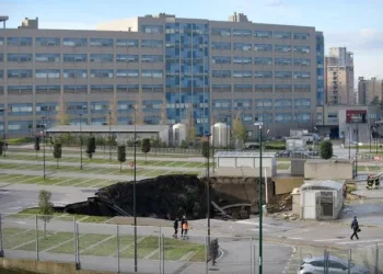 Pandemi hastanesinin otoparkında patlama sonrası dev çukur oluştu