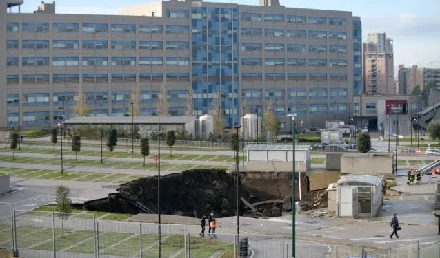 Pandemi hastanesinin otoparkında patlama sonrası dev çukur oluştu
