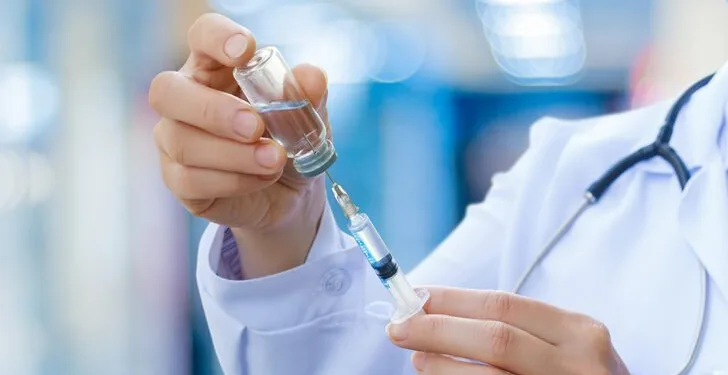 Yaşlı kadına yanlışlıkla 5 doz aşı yapıldı